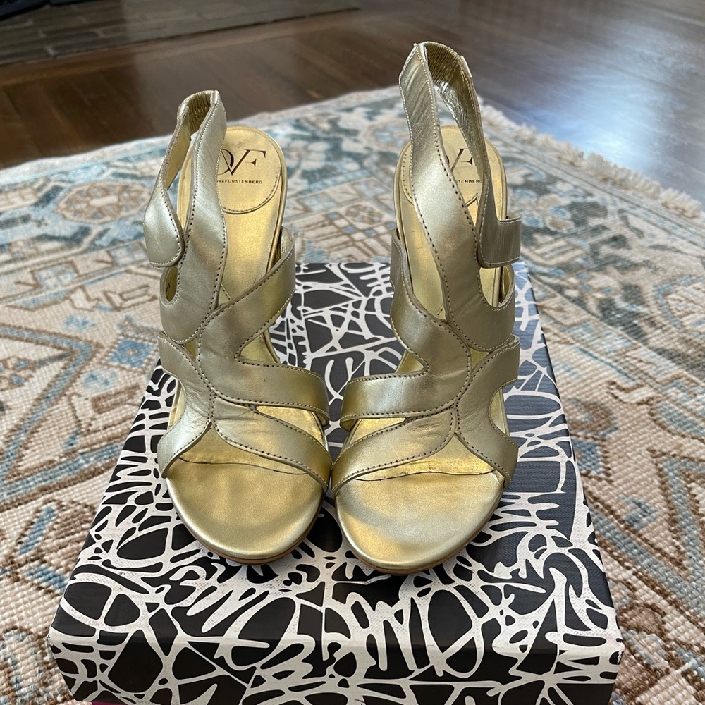 NIB DVF metallic gold Ithaca sandals 7.5